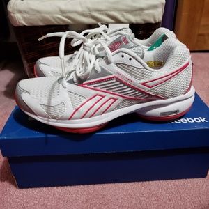 Misses Reebok athletic shoes